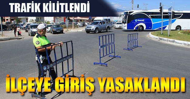 Bayram yoğunluğu yaşanan Akçay'a araç girişini önlemek için polis barikat kurdu