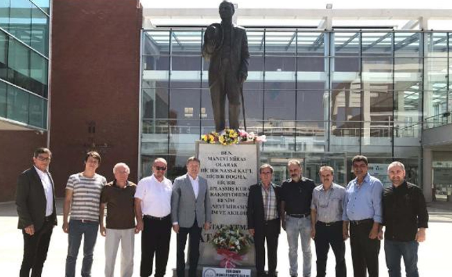 Spreyl boyalı saldırının yapıldığı Atatürk anıtına çiçek bıraktılar