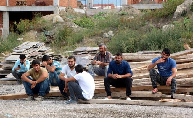 Paralarını alamayan inşaat işçileri iş bırakla eylemi yaptı