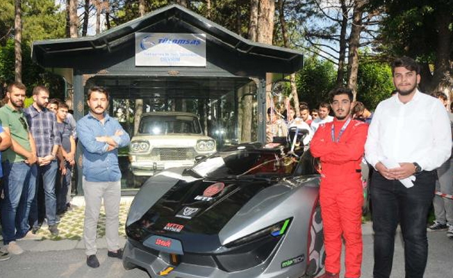 Üniversiteli öğrencilerin yaptığı 'Dava' arabasının tanıtımı 'Devrim' otomobilinin yanında yapıldı
