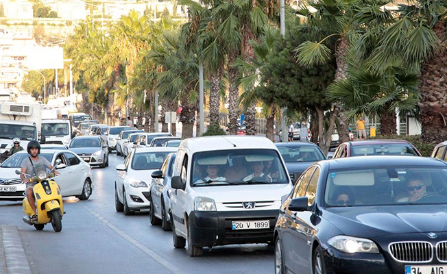 Bodrum tıklım tıklım: Tatilciler 20 kilometrelik yolu 3 saatte geçebildi!