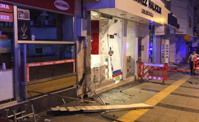 Motosikletiyle mağazaya girdi, kırılan camlar boğazını kesti