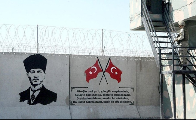 Suriye sınırına Türk bayrakları ve Atatürk portresi!