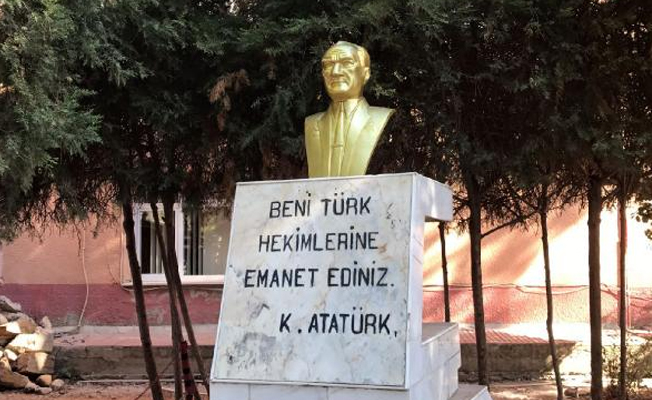Hain saldırıda kırılan Atatürk büstü yenilendi