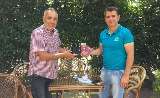 Tuvalette bulduğu içi para dolu çantayı sahibine verdi!