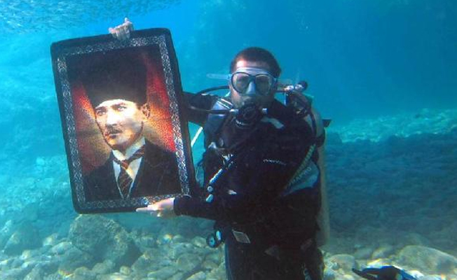 Denizin altında Zafer Bayramı'nı kutladılar
