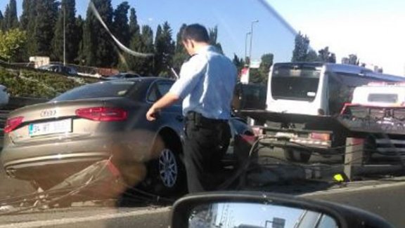 Otomobil metrobüs yoluna daldı, seferler aksadı