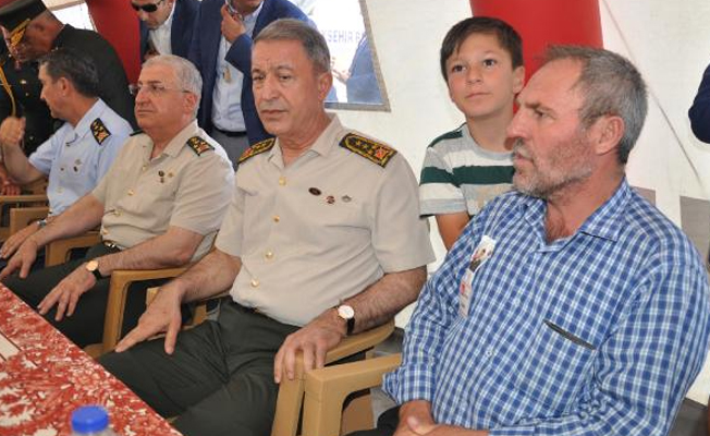 Hulusi Akar'dan şehit ailesine ziyaret