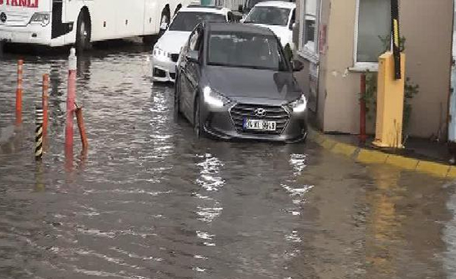 Üsküdar sahilyolu göle döndü