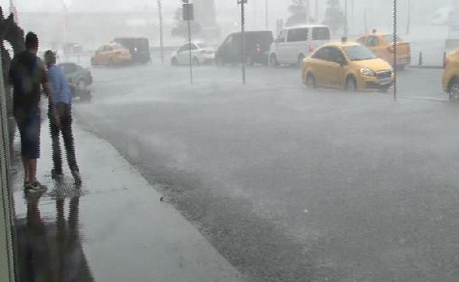 Taksim Meydanı'nı sel bastı!
