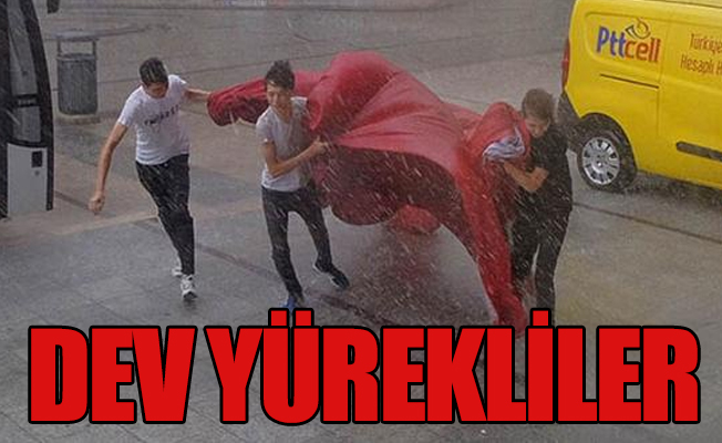Yağmura, fırtınaya aldırmadılar, düşen Türk Bayrağı'nı gençler kaldırdı