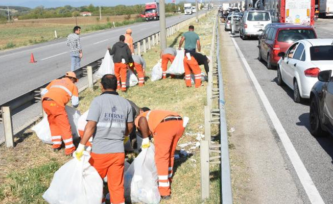 Avrupa'ya dönen Türkler'in bıraktığı çöpler toplandı