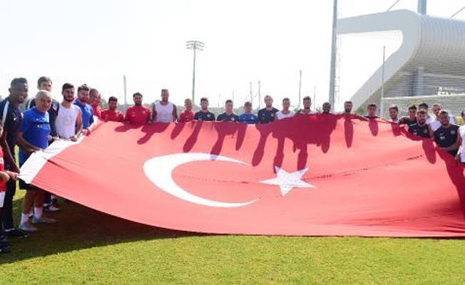 Antalyaspor Zafer Bayramı'nı bayraklı kutladı