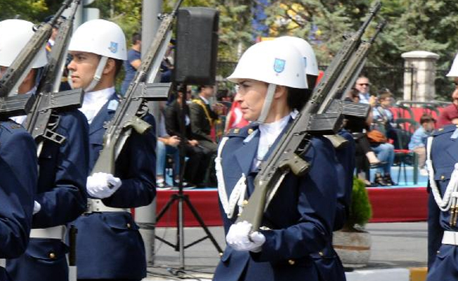 Harp Okulu öğrencisinden buruk yürüyüş