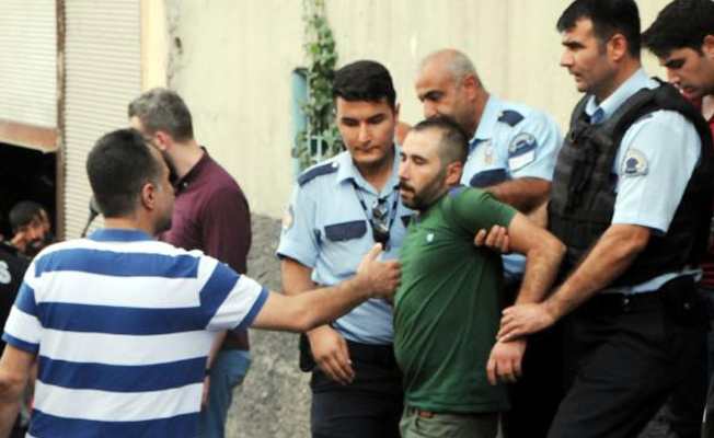Eşi ve çocuklarını tabancayla rehin aldı