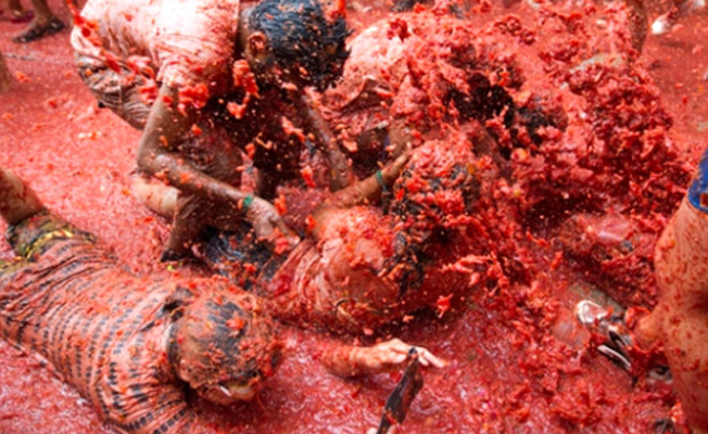 'La Tomatina' festivalinde domatesler havada uçuştu