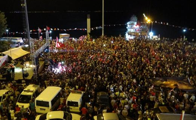 CHP'li Edremit Belediyesi'nde 10 bin kişilik fener alayı!