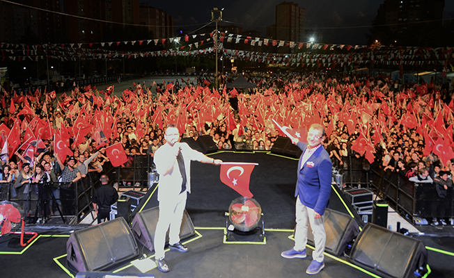 Beylikdüzü 30 Ağustos'u dev gösterilerle kutladı