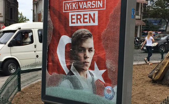 Büyük ayıp! Eren'in fotoğrafının yer aldığı raketin camını kırdılar!