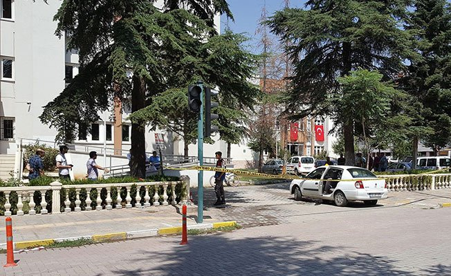 Eski kocası tarafından adliye önünde silahlı saldırıya uğradı!