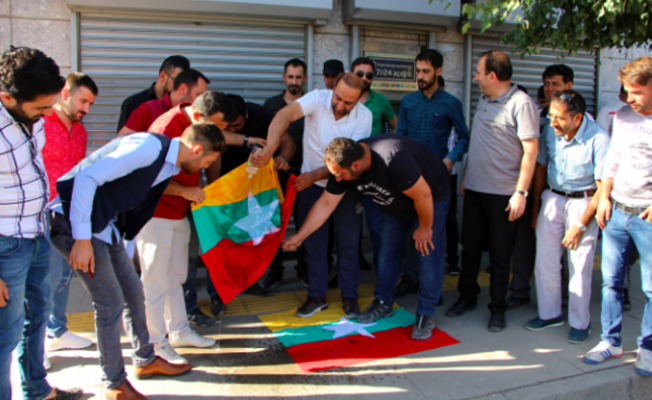 Ardahan'da 40 kişilik grup Myanmar bayrağı yaktı