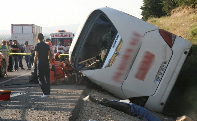 Sivas'ta yolcu otobüsü devrildi: 1 ölü, 3 yaralı