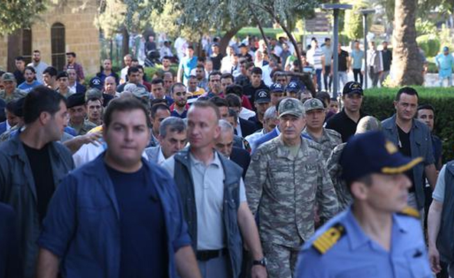 Hulusi Akar bayram namazını Şanlıurfa'da kıldı