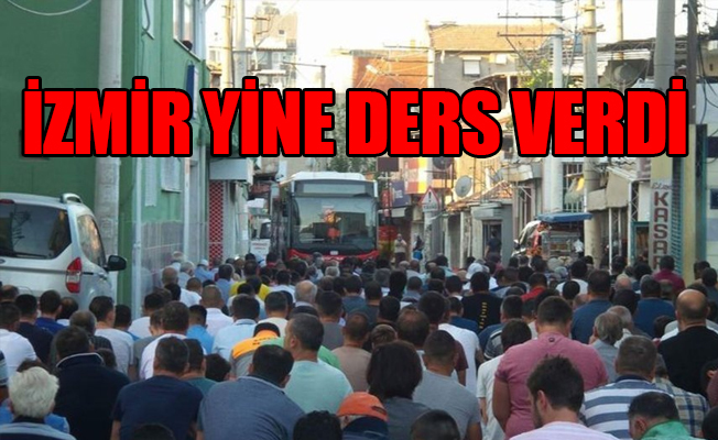 İzmir'de halk otobüsündeki vatandaşlar yol kapanınca namazı bekledi