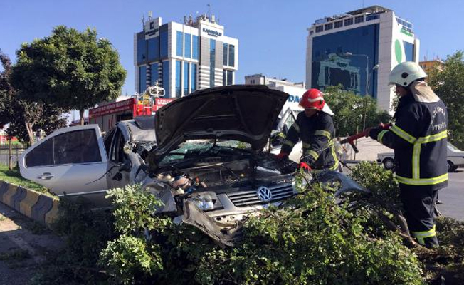 Gaziantep'te otomobil refüje çıktı: 2 yaralı