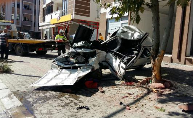 Ağaca çarpan otomobil kağıt gibi katlandı: 2 yaralı