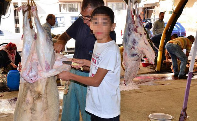 Manisa'da çirkin görüntüler: Çocuklara kurban kestirdiler!