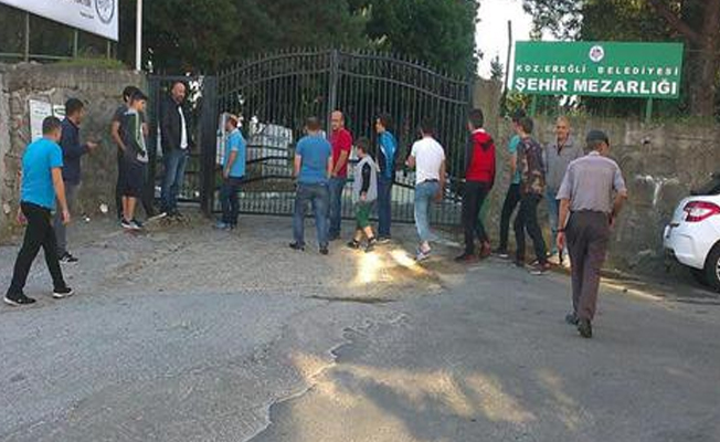 Mezarlığa gidenler kilitli demir kapıyı görünce...