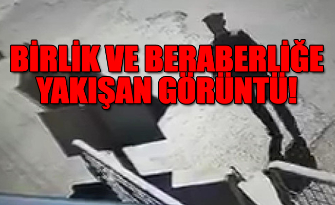 Diyarbakır'da yoldan geçen vatandaş, bayrağı görünce öpüp, alnına koydu!