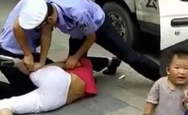 Halk, çocuklu kadını döven polisi linç etti
