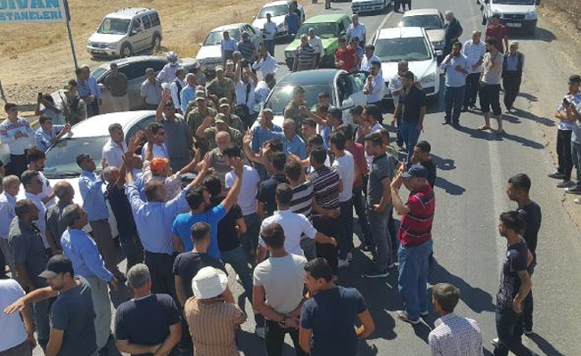 Sular akmadığı için eylem yapan köylülerle sürücüler birbirine girdi