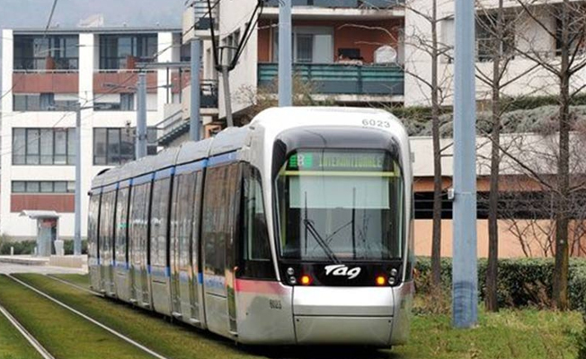 Şizofren baba bebeğini tramvayda unuttu
