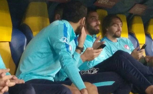 Milli Takım'ın yedek kulübesinde tepki çeken görüntü!