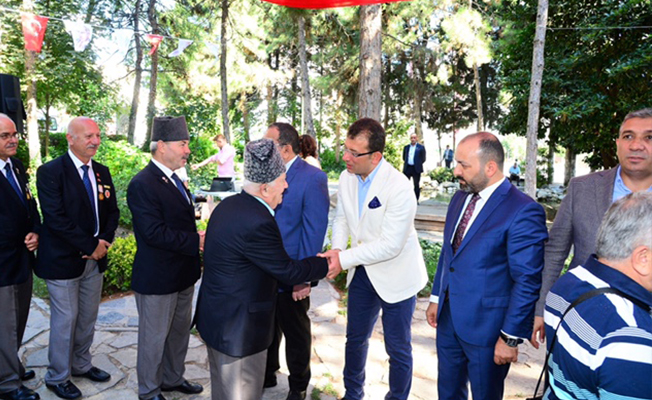 Beylikdüzü ilçe protokolü, çamlık alanda vatandaşla bayramlaştı