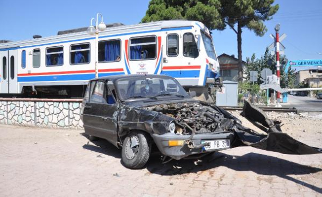 Hemzemin geçitte kaza, 2 yaralı