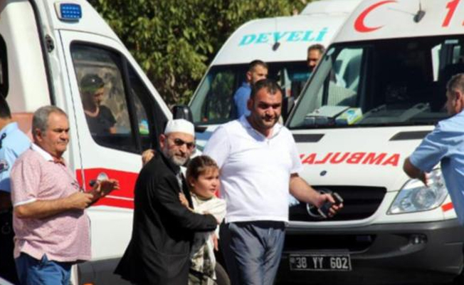 Yolcu minibüsü otomobille çarpıştı: Yaralılar var