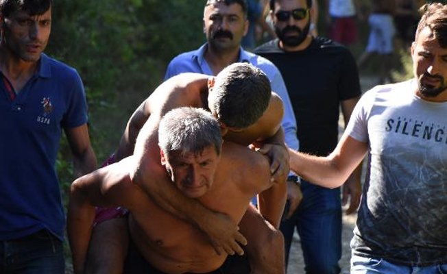 Polisler boğulmaktan kurtardıkları kişiyi sırtlarında taşıdı
