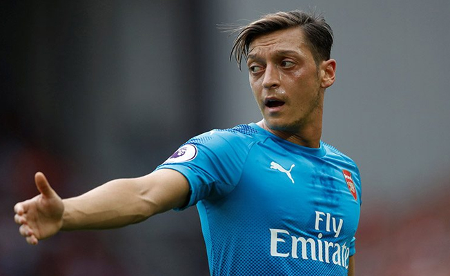 Mesut Özil patladı: Çenenizi kapatıp destek olun!