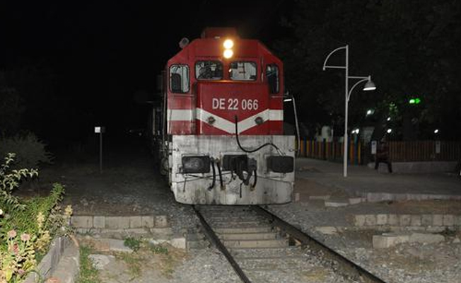 Yolcu treni yayaya çarptı!