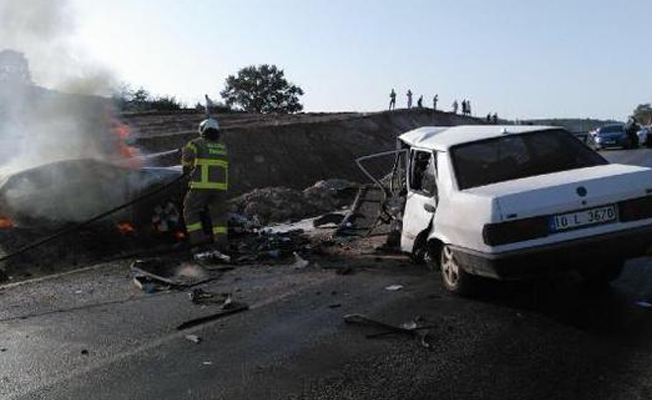 Otomobiller kafa kafaya çarpıştı: 1 ölü 2 yaralı