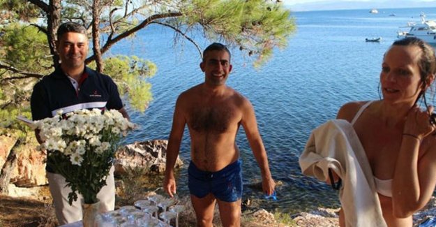 Denizden çıkıp, bikini ve şortla nikah kıydırdılar