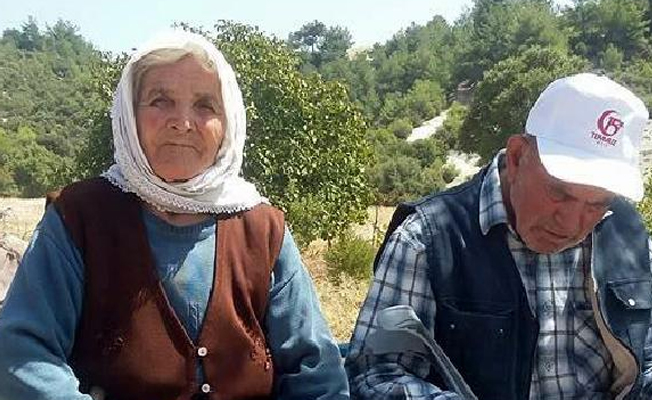Yaşlı çifti alev alev yanan evden komşuları kurtardı