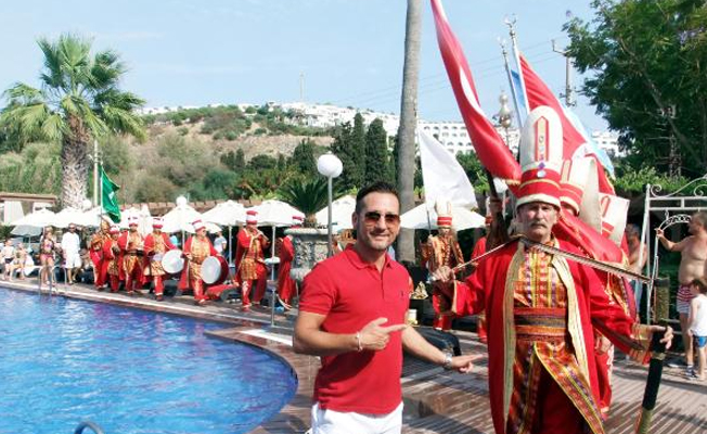 Havuz başında mehter takımlı doğum günü kutlaması