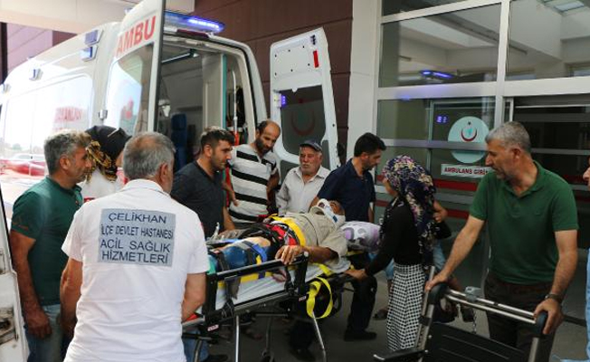Kamyondan indirdiği briketin altında kalan işçi yaralandı