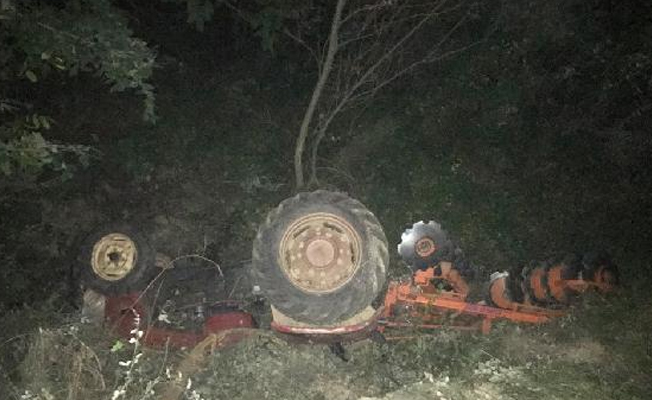 Devrilen traktörün altında hayatını kaybetti