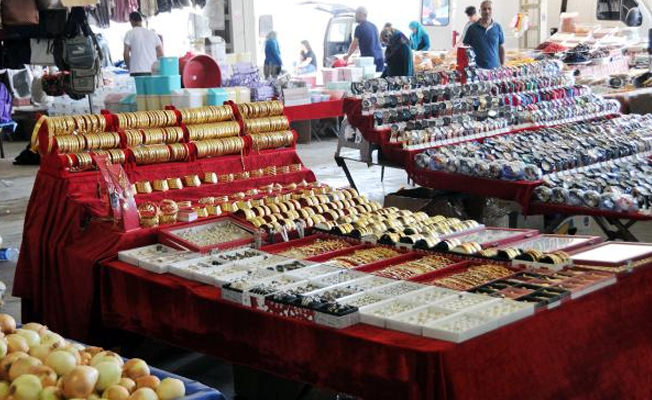 Düğünlerde 'çakma altın' takıyorlar